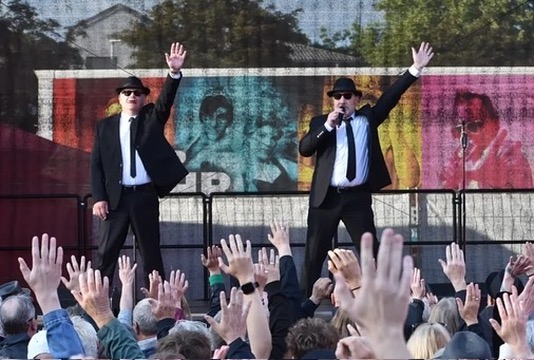 Jake and Elwood performing the duo show to a live audience